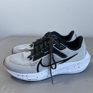 Nike Womens Size 7.5 Air Zoom Pegasus 40 Black White Running Shoes Sneakers